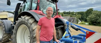 agriculteur devant tracteur et déchaumeur