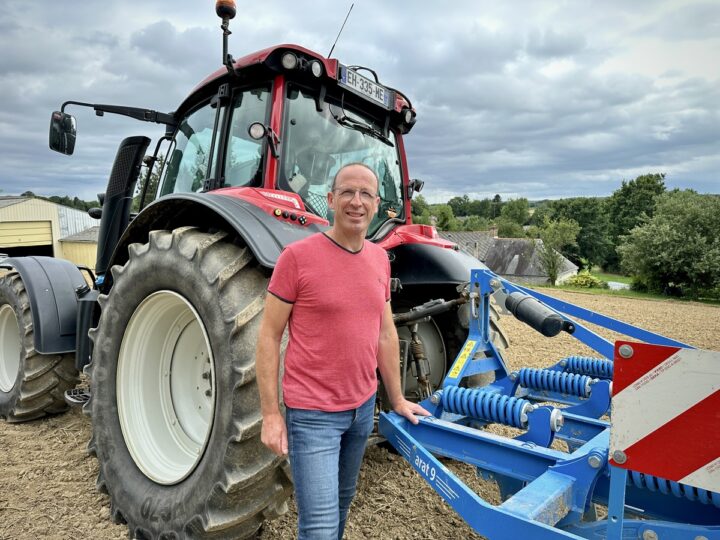 agriculteur devant tracteur et déchaumeur