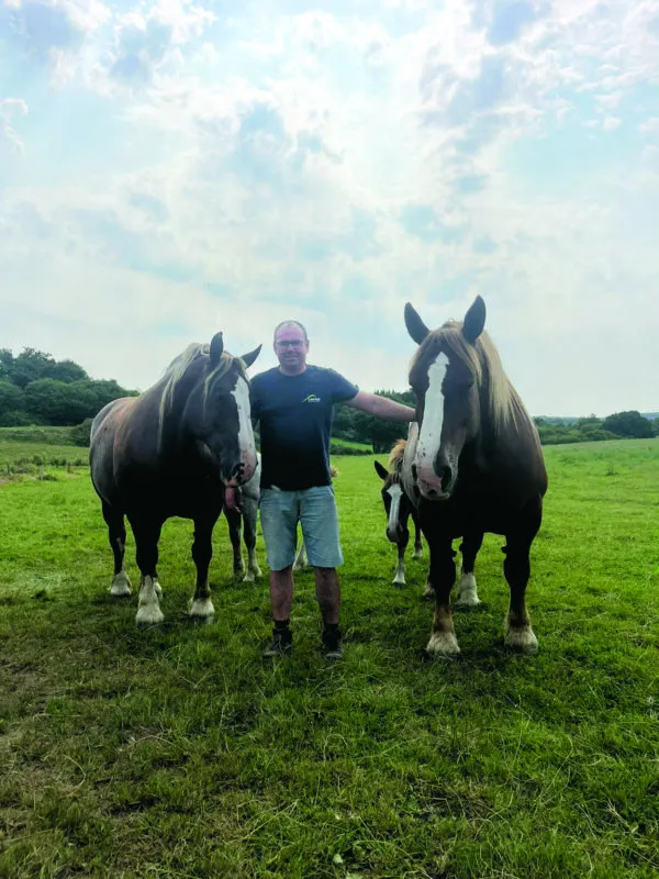 Guillaume Le Louargant avec des chevaux du Gaec.