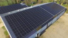 Une toiture recouverte de panneaux solaires.