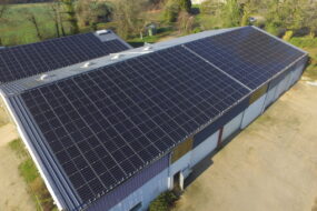 Une toiture recouverte de panneaux solaires.