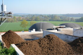 Vue d’ensemble d'un atelier méthanisation, avec la séparation de phase du digestat, au premier plan.
