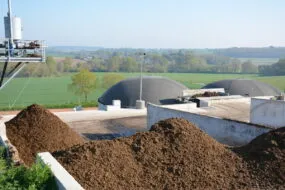 Vue d’ensemble d'un atelier méthanisation, avec la séparation de phase du digestat, au premier plan.