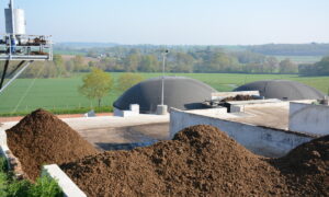 Vue d’ensemble d'un atelier méthanisation, avec la séparation de phase du digestat, au premier plan.