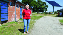 une éleveuse sur sa ferme