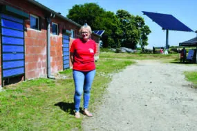 une éleveuse sur sa ferme