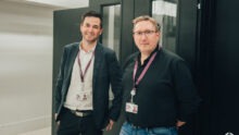 Deux hommes dans une salle informatique