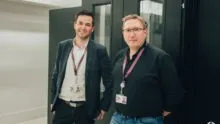 Deux hommes dans une salle informatique