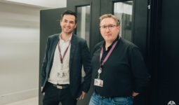 Deux hommes dans une salle informatique