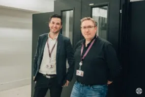 Deux hommes dans une salle informatique