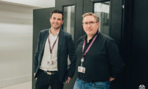 Deux hommes dans une salle informatique