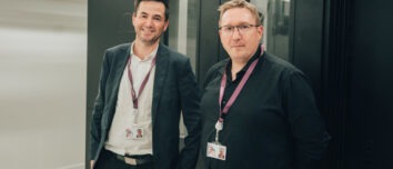 Deux hommes dans une salle informatique
