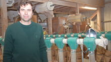 Un homme dans une minoterie