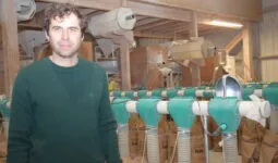 Un homme dans une minoterie