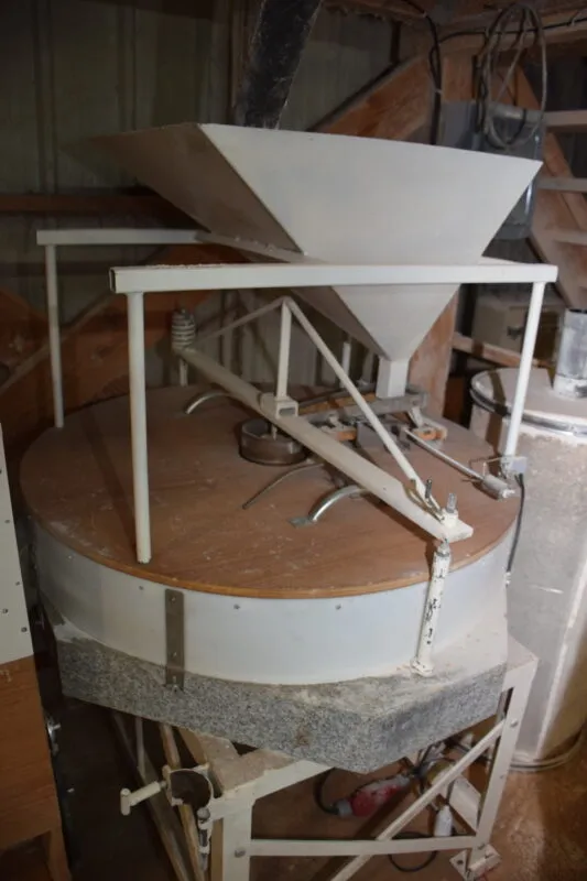 Chaque année, le moulin de Kervéguen transforme en farine sur ses 6 meules en granit près de 1 000 tonnes de matières premières issues de l'agriculture biologique.