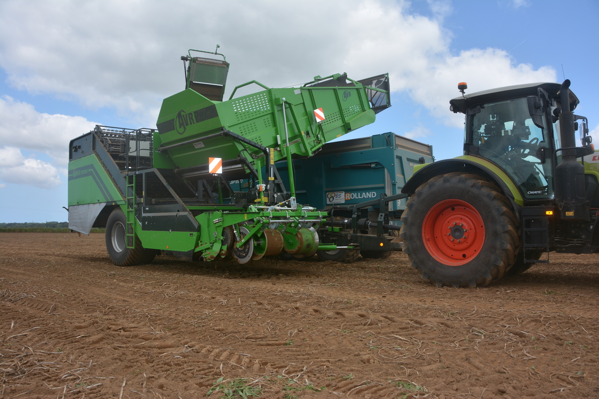 L arracheuse AVR Spirit 9200i A Une Capacit De 8 T De Plants De Pomme 