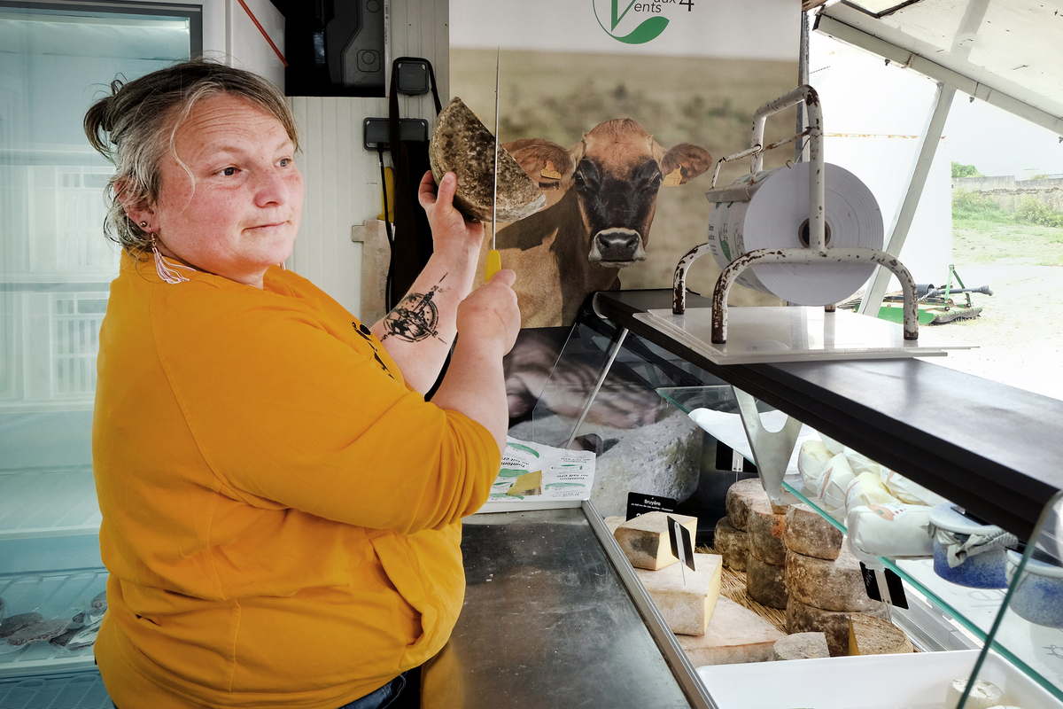 Deux fois par semaine, Marie Richaud vend ses laitages (fromages, yaourts, beurre, glaces et flans) sur le marché, situé dans la cour d’une ancienne école. Elle espère qu’il soit transféré au cœur du bourg pour gagner en visibilité.