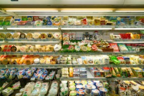 Rayon de fromages dans un supermarché à Hong-Kong.