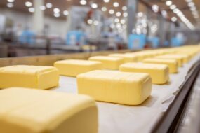 Gros plan sur une chaine de production de beurre