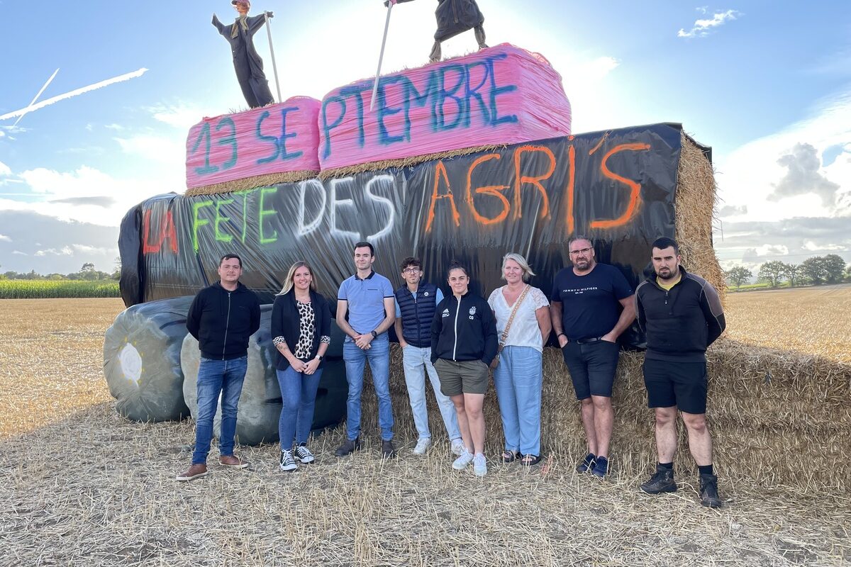 Des personnes devant une structure de paille - Illustration De l’ensilage à l’ancienne  dans le Kreiz Breizh
