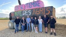 Des personnes devant une structure de paille