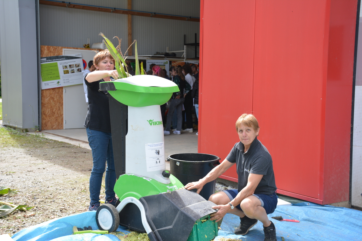 Deux femmes broient du maïs - Illustration La date du chantier d’ensilage bien définie