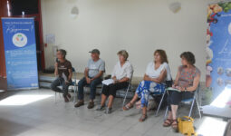 Des personnes lors d'une assemblée générale