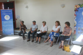 Des personnes lors d'une assemblée générale
