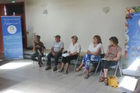Des personnes lors d'une assemblée générale