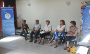 Des personnes lors d'une assemblée générale