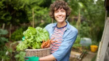 femme porte des légumes dans un panier