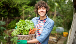 femme porte des légumes dans un panier