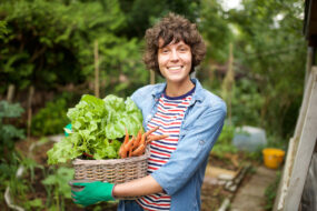femme porte des légumes dans un panier