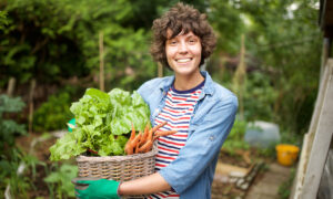 femme porte des légumes dans un panier