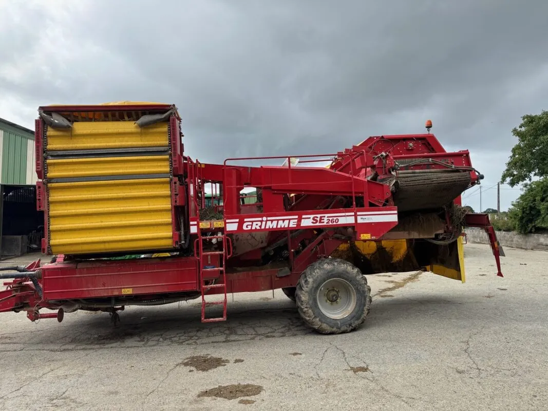 Machine pour récolter les pommes de terre cultivées en billons.