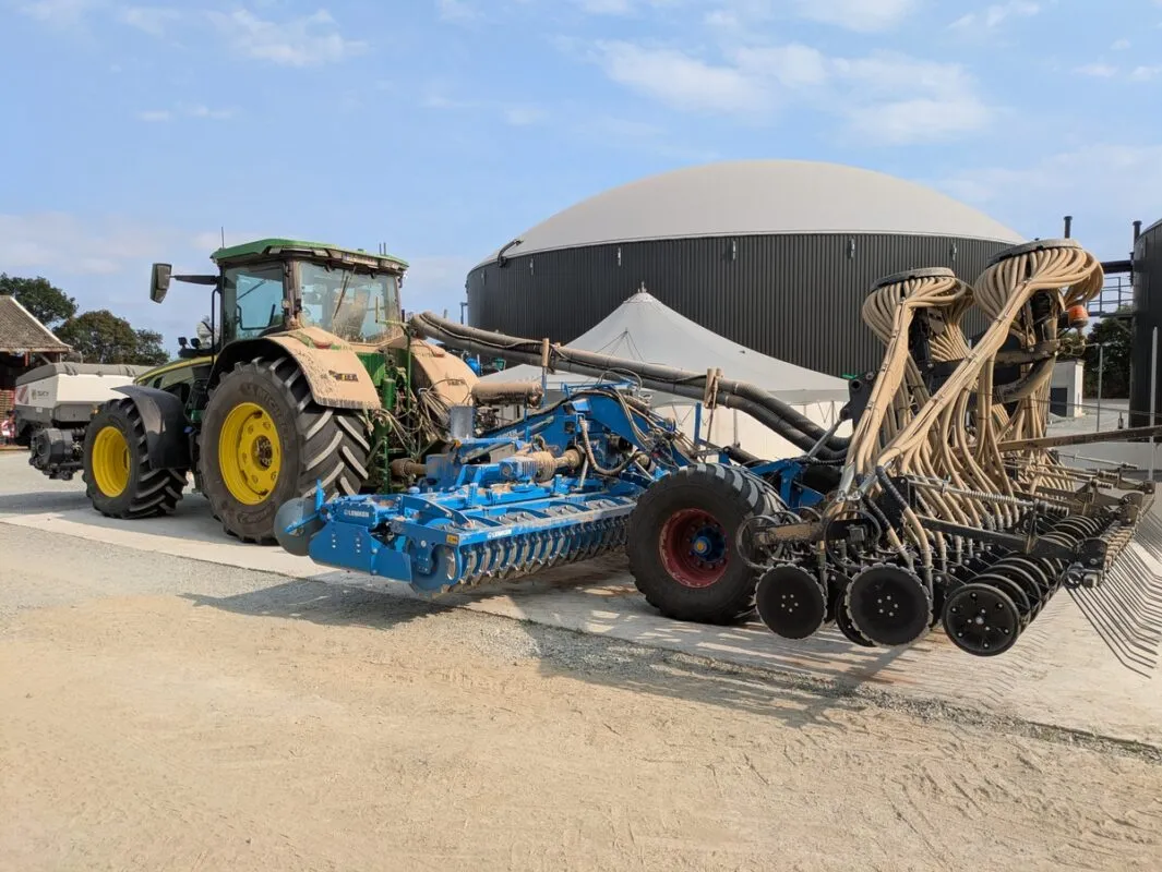 La trémie frontale peut être combinée à différents outils, dont cet ensemble semi-porté de 6 mètres équipé d’une herse rotative ou d’un déchaumeur à disques indépendants associé à une barre de semis.