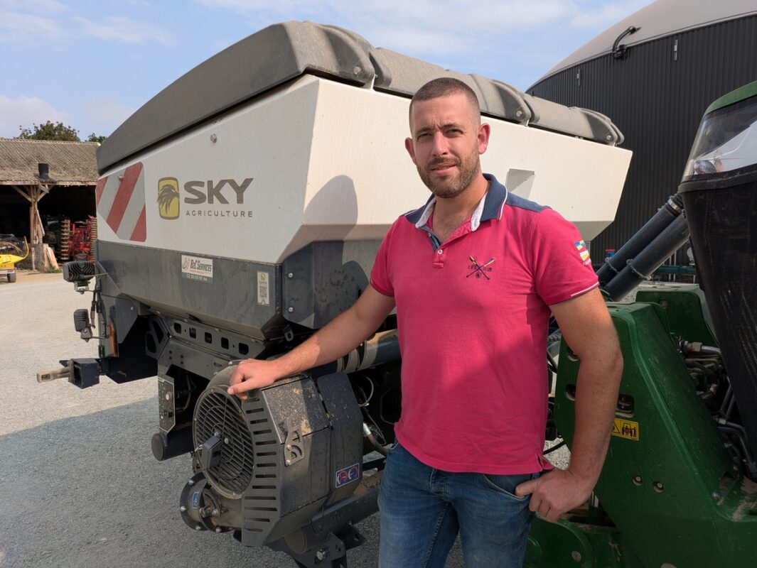 Pierre Colas, agriculteur à Lamballe Armor. « La trémie frontale me permet de limiter la puissance et le gabarit du tracteur. »