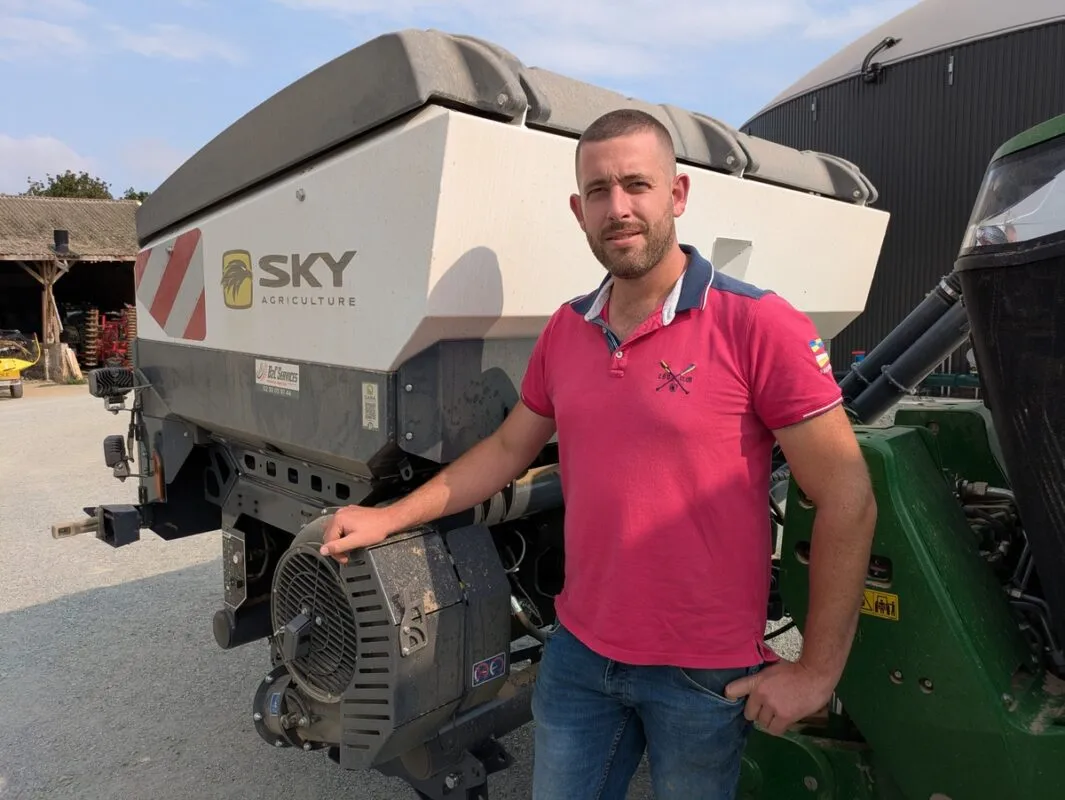 Pierre Colas, agriculteur à Lamballe Armor. « La trémie frontale me permet de limiter la puissance et le gabarit du tracteur. »