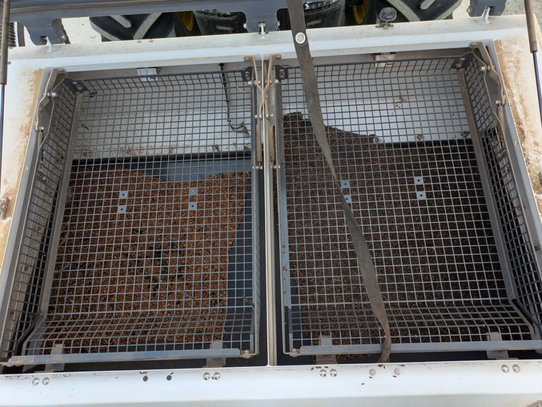 Les deux compartiments de 1 100 L pourront être complétés d’une ou deux trémies additionnelles si de nouvelles pratiques agronomiques le justifient.