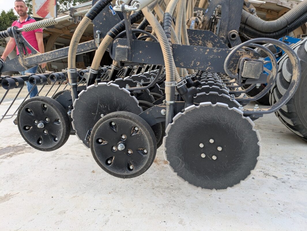 La barre de semis reçoit des éléments à simple disque équipés de  deux descentes pouvant déposer les semences à deux profondeurs.