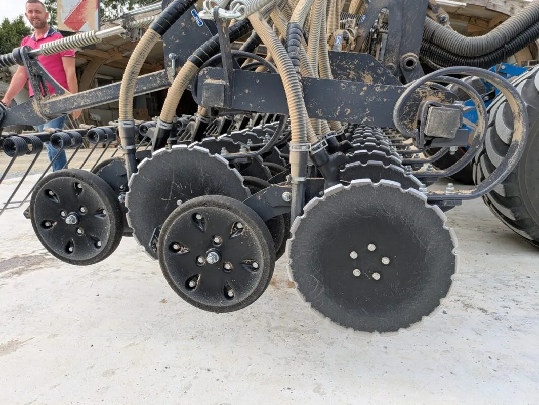 La barre de semis reçoit des éléments à simple disque équipés de
deux descentes pouvant déposer les semences à deux profondeurs.