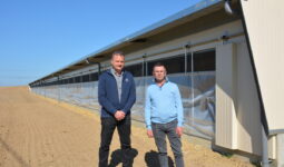 Deux hommes devant un poulailler