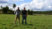 Des agriculteurs dans une parcelle de pâturage