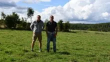 Des agriculteurs dans une parcelle de pâturage