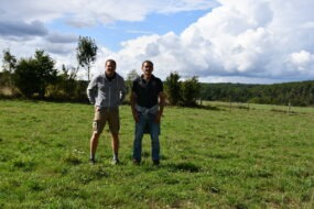 Des agriculteurs dans une parcelle de pâturage