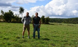 Des agriculteurs dans une parcelle de pâturage