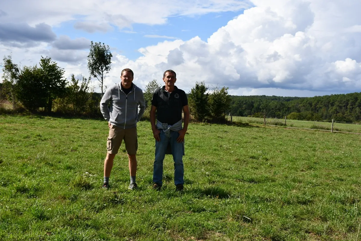 Des agriculteurs dans une parcelle de pâturage - Illustration Une réorganisation contrainte mais réussie