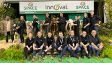 Groupe de personnes sur un ring