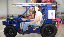 Félix Gaulier, l’un des cofondateurs de Romanesco, aux commandes d’un enjambeur maraîcher fabriqué par cette jeune société malouine.