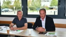 Des hommes derrière un bureau